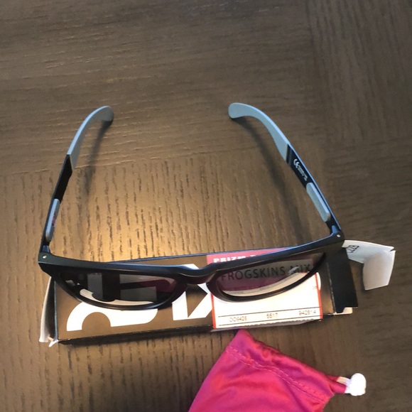 NWT Oakley sunglasses! - Picture 5 of 6